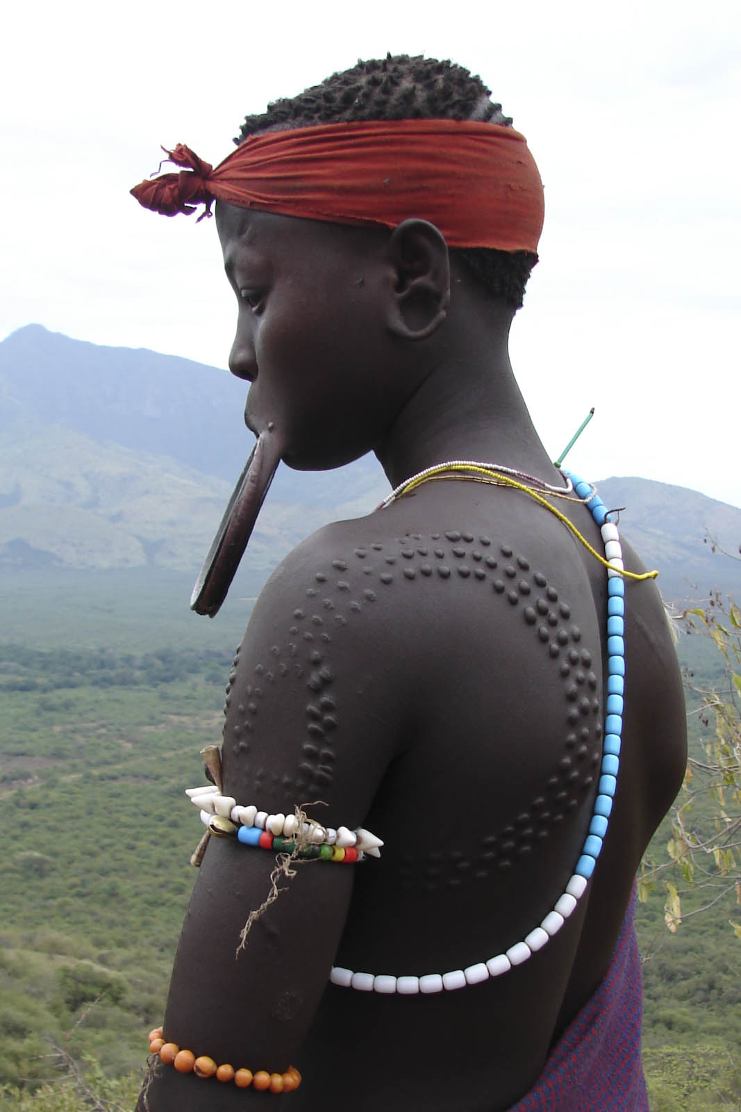 Guerreiro do tribo africano Mursi, com adorno e lábio em forma de prato