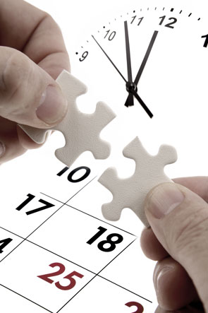 Mãos a segurar dois segmentos correspondentes, junto a um relógio e um calendário.